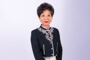 隊(duì)報(bào)介紹里昂女主席米歇爾-康：韓裔美國人，公司估值超10億美元